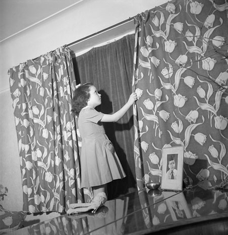 ww2_drawing_curtains